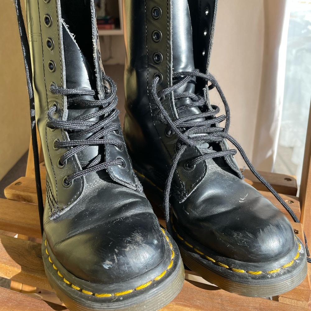 Dr. Martens smooth black leather 1490's